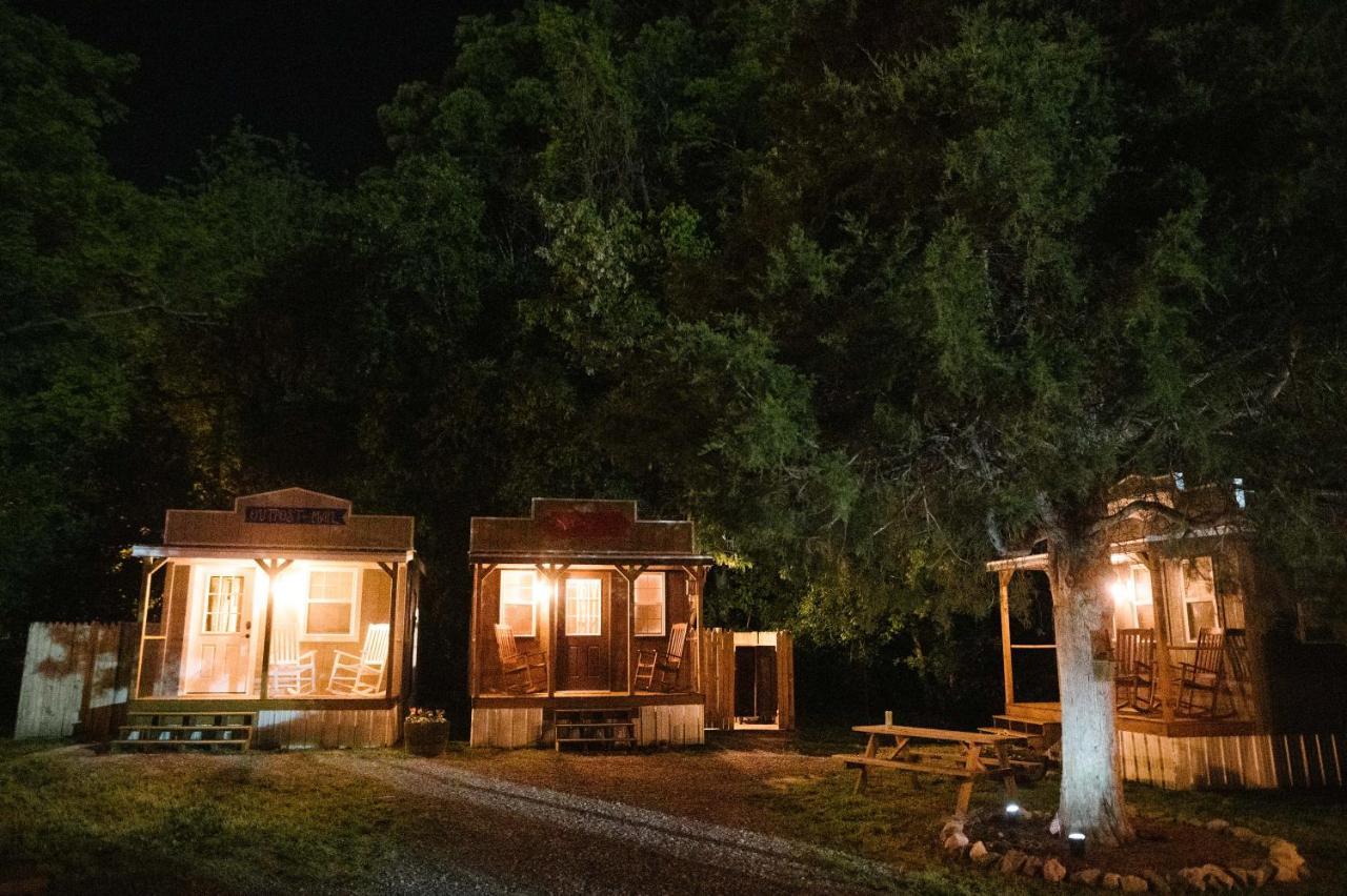 ホテル The Outpost Grand Rivers エクステリア 写真