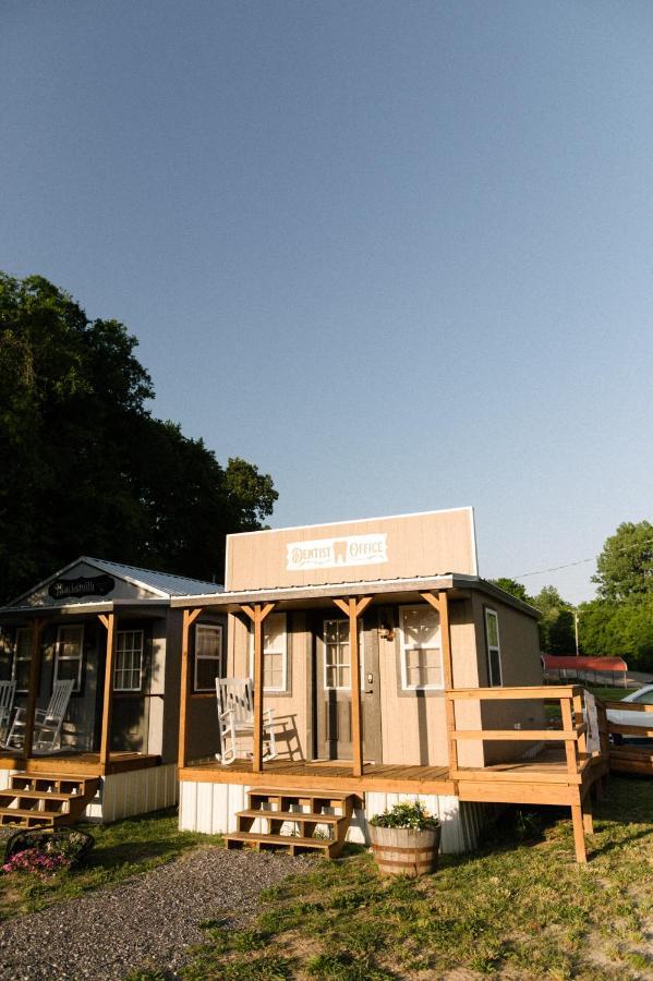 ホテル The Outpost Grand Rivers エクステリア 写真